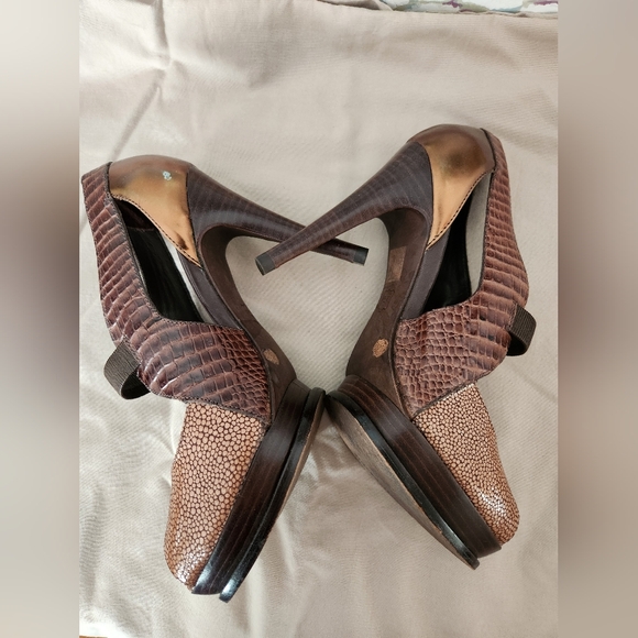 BCBG MAX AZRIA heel - Picture 5 of 8